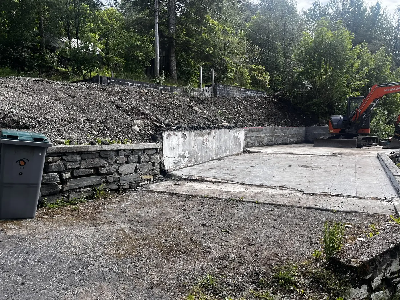 Opparbeidet uteareal med steinmur og betongdekke