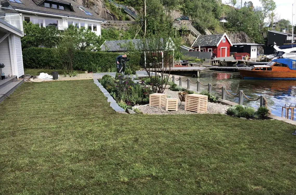Nyanlagt plen og bed på sjøtomt