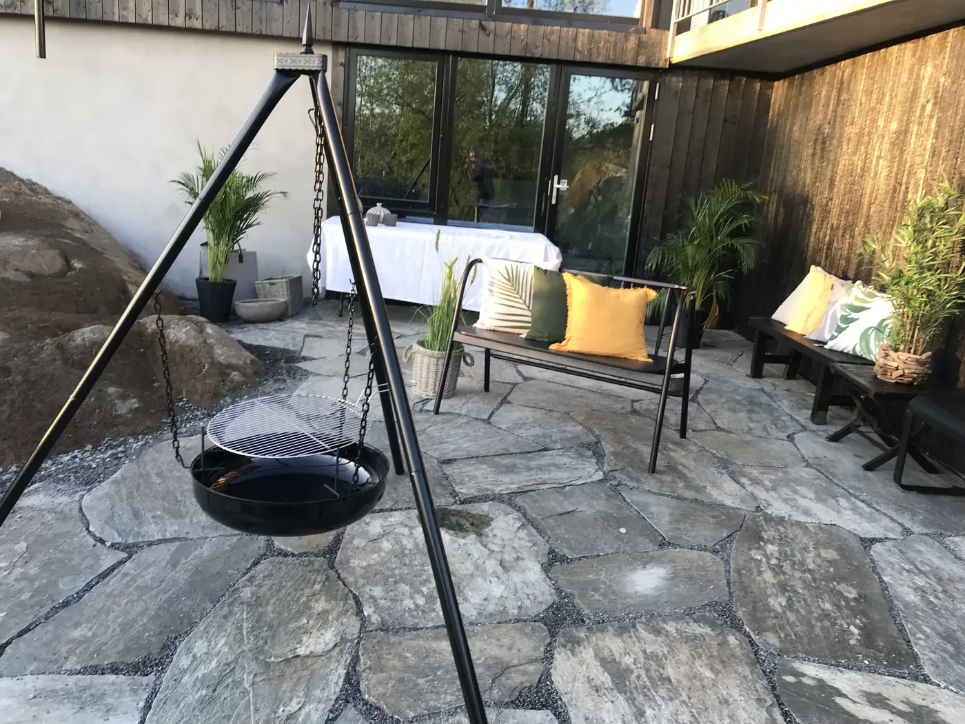Uteplass lagt med heller av naturstein